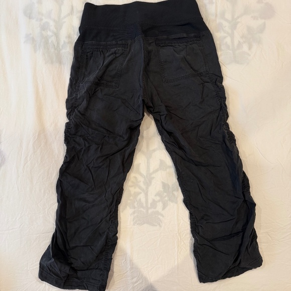 Lululemon Yoga Camp Crop Pant Size 4 Black - Picture 1 of 6